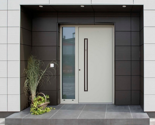 bela-alu-vhodna-vrata