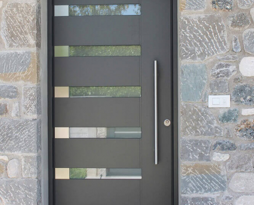 alu-vrata-konbinacija-kamnita-fasada