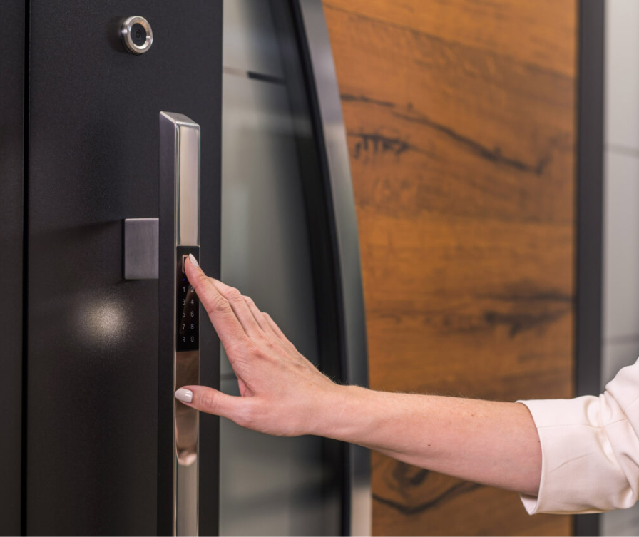 porte d'entrée moderne avec l'innovante ouverture par empreintes digitales