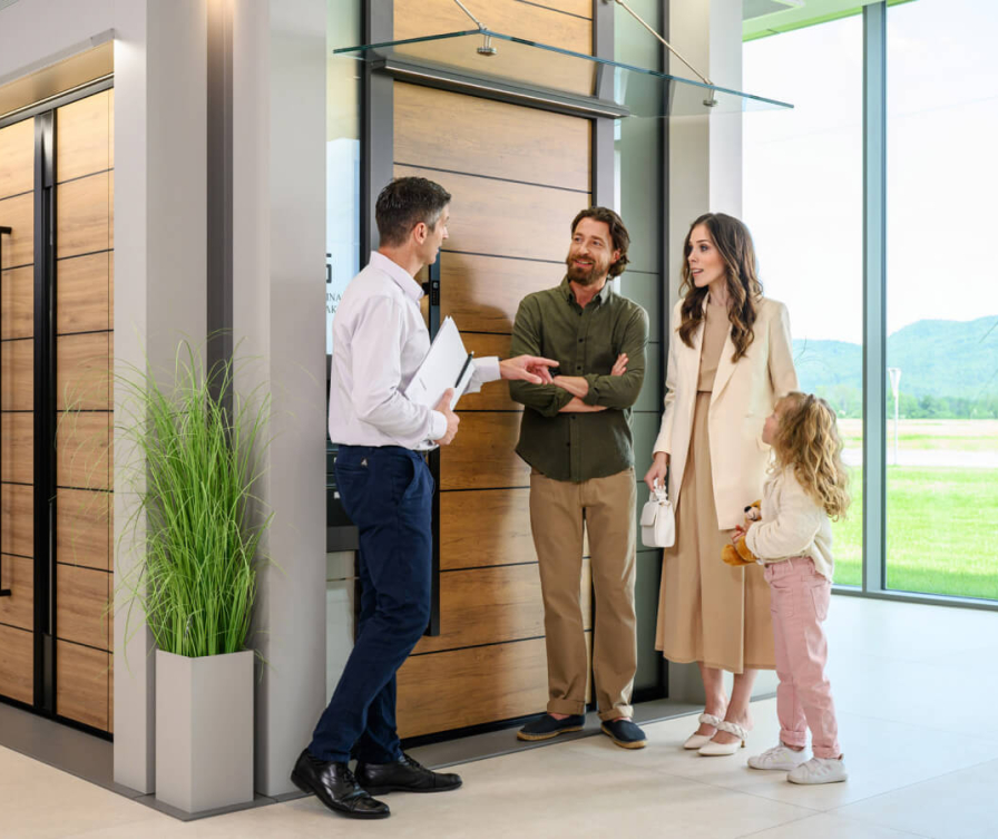 La famille achète des porte d'entrée Inotherm