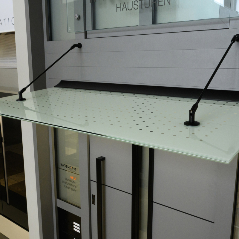 Siva vrata z nadstreškom