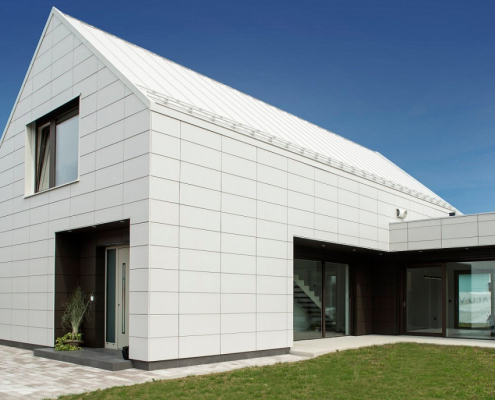 Hisa-z-Inotherm-alu-vhodnimi-vrati-1030x687