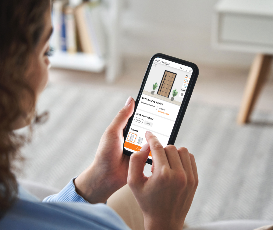 une femme regarde sur son téléphone un choix de portes d’entrée