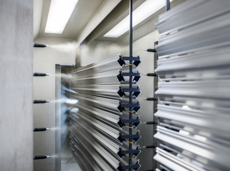 postopek prašnega barvanja profilov vhodnih vrat