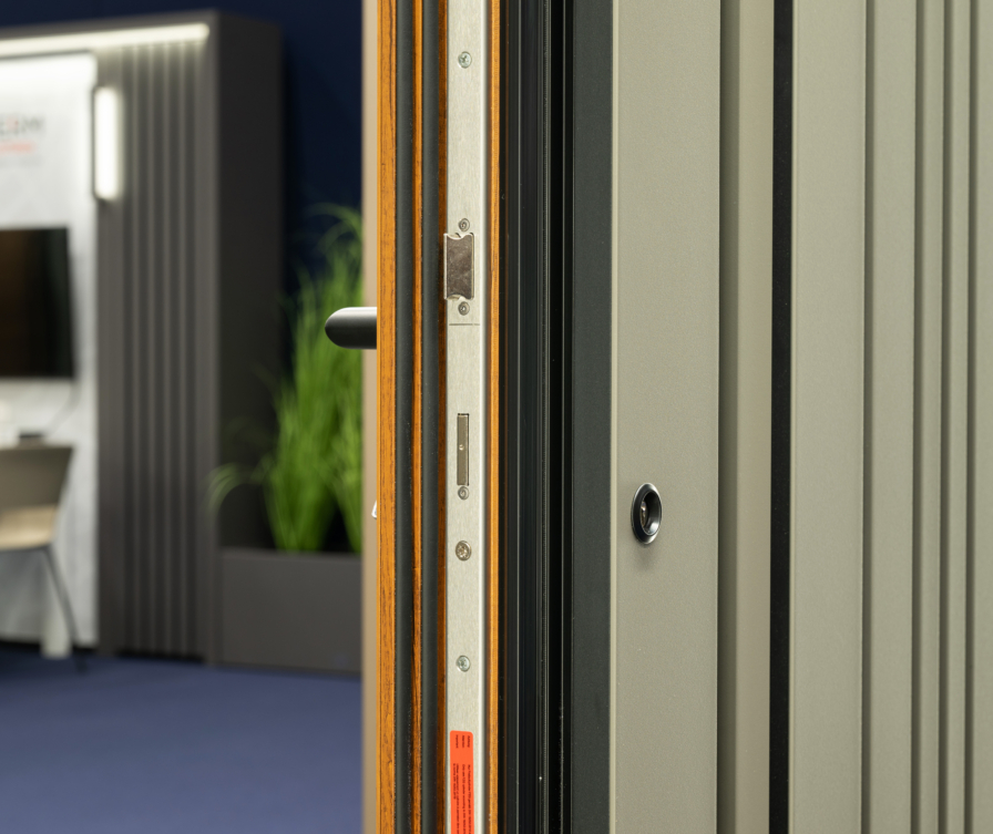 Porte d’entrée en aluminium antieffraction avec cadre robuste et système de verrouillage multipoints