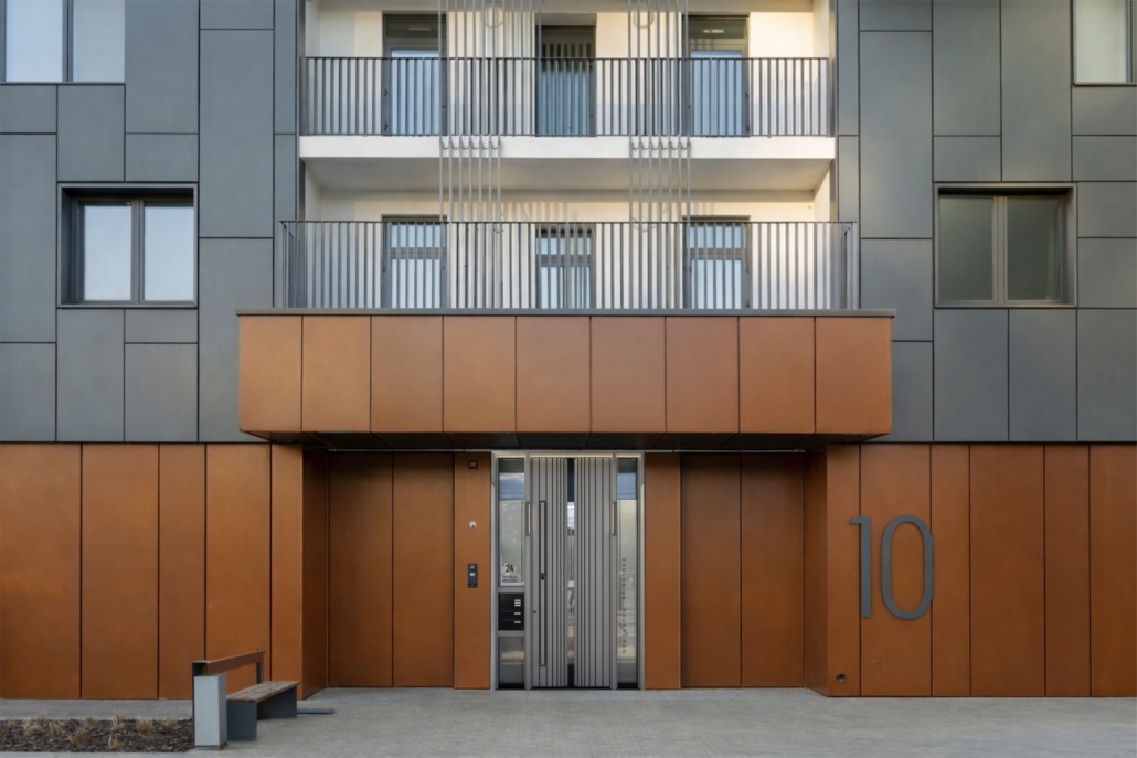 Immeuble résidentiel collectif moderne avec des portes d’entrée grises