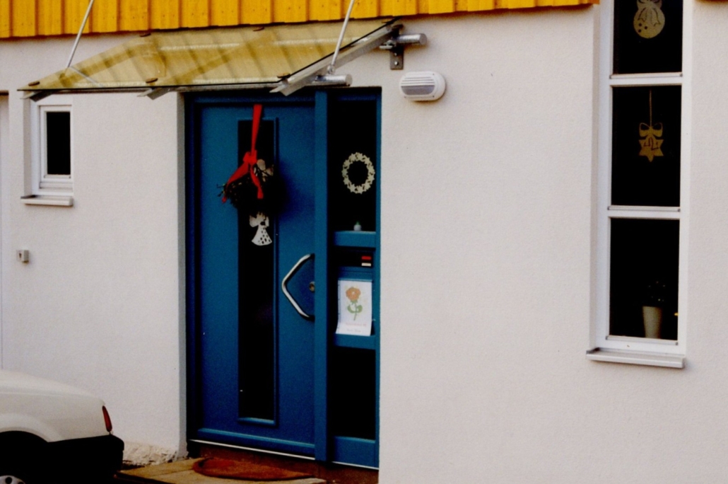 Ancienne image d’une porte d’entrée bleue