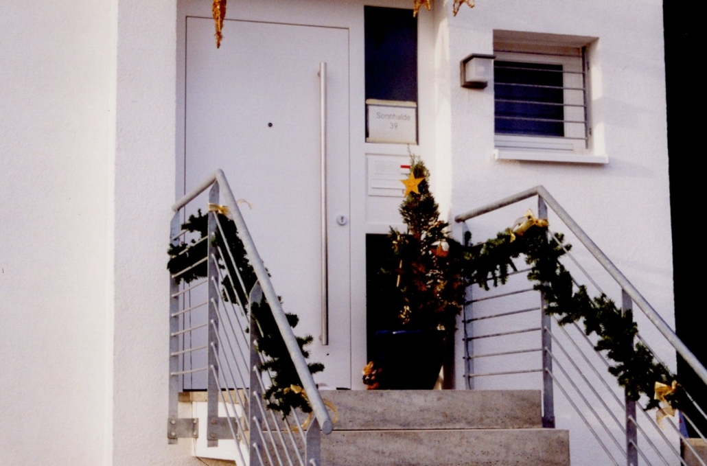 Ancienne image d’une porte d’entrée blanche