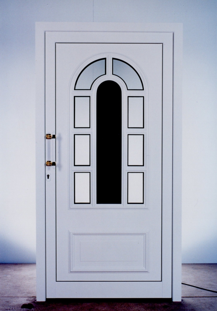 L’une des premières portes d’entrée Inotherm – porte blanche avec vitrage et décor noir