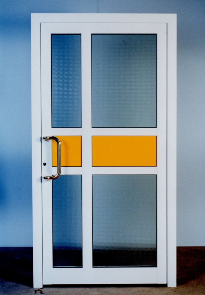 L’une des premières portes d’entrée Inotherm – porte blanche avec vitrage et décor jaune