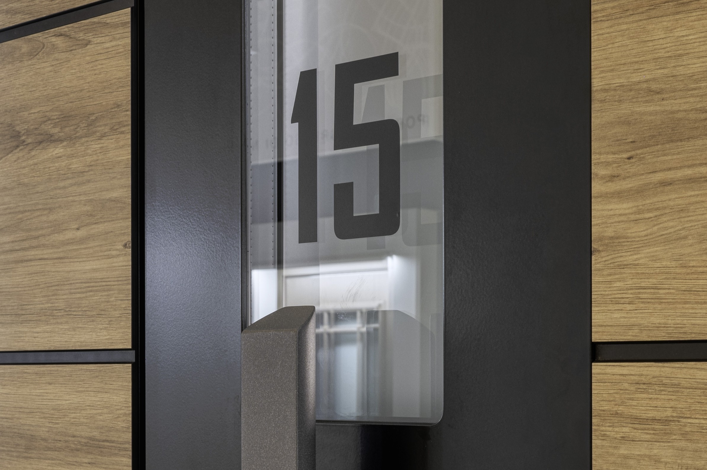 Numéro de maison apposé sur le vitrage d’une porte d’entrée